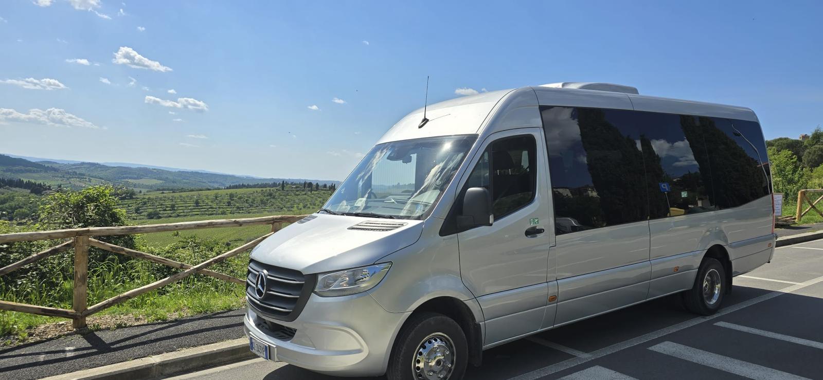Wine_tour_bus_Chianti_from_Florence