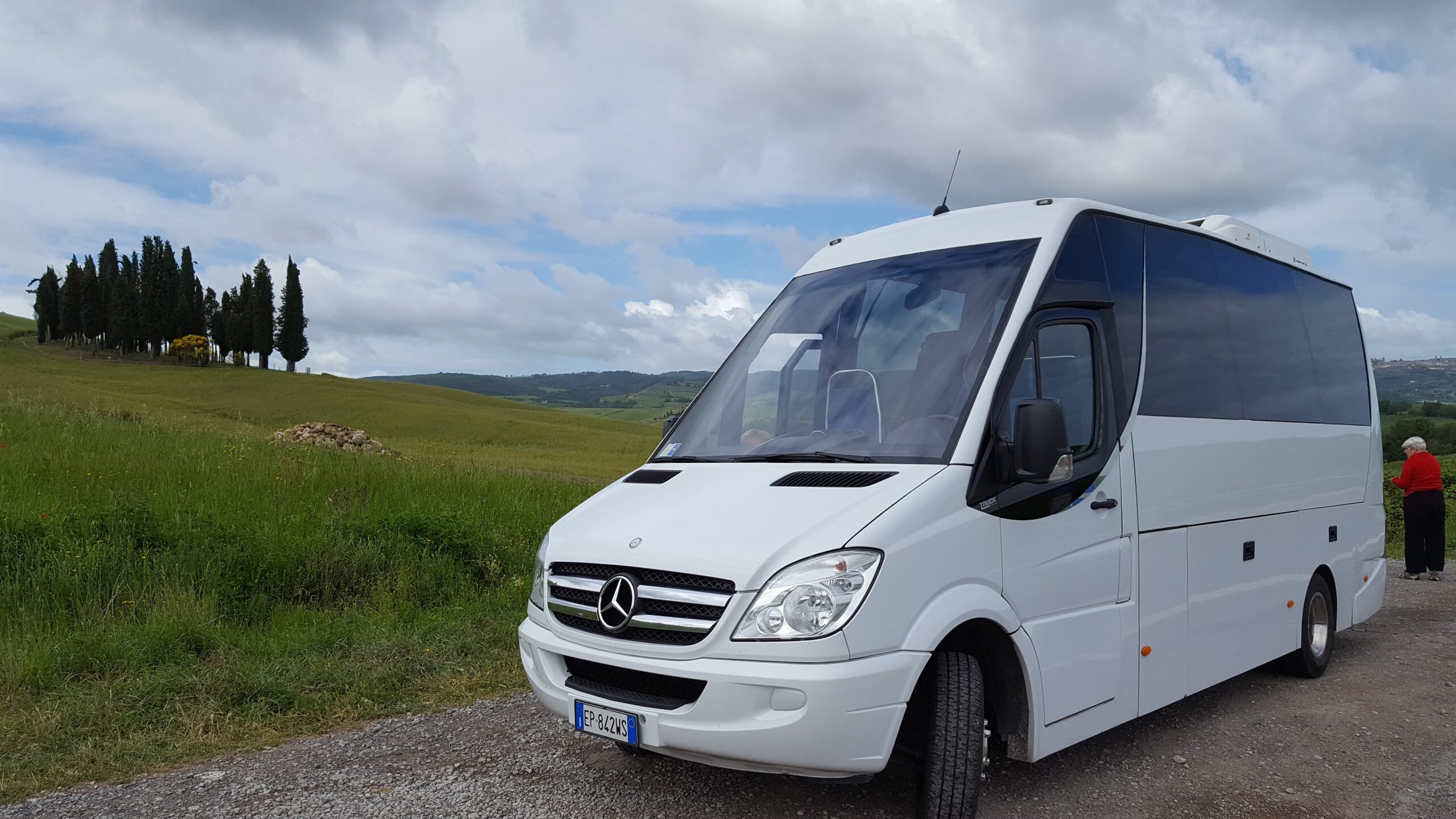 bus_driving_luxury_for_groups_from_Florence_Cypresses