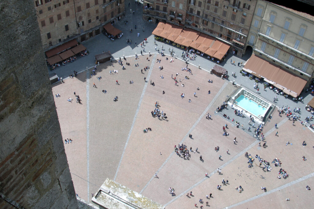 siena-piazza-del-campo-torre-del-mangia. Piazza del Campo in Siena with Torre del Mangia – panoramic view